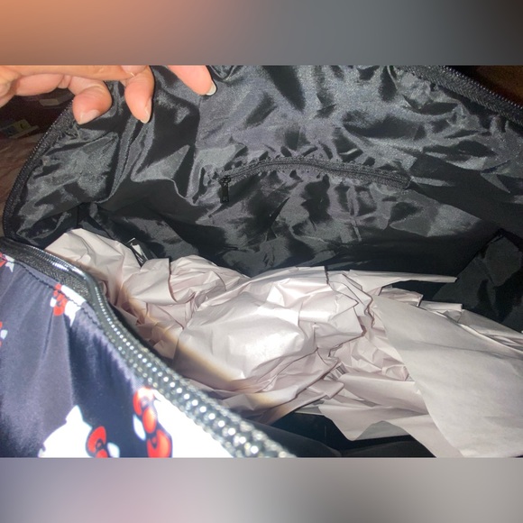 Hello kitty duffel bag - Picture 6 of 6